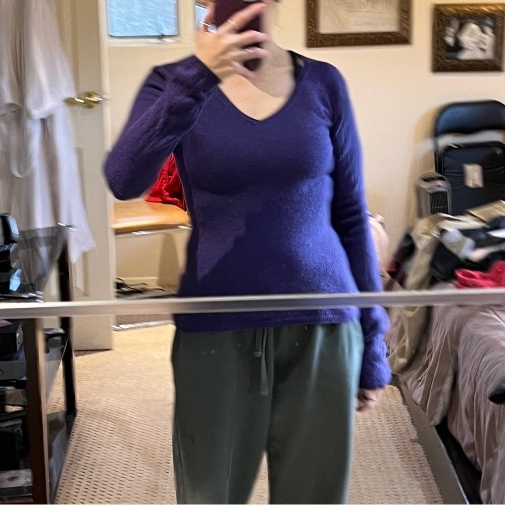 Qi Cashmere  V-Neck Pullover Sweater.